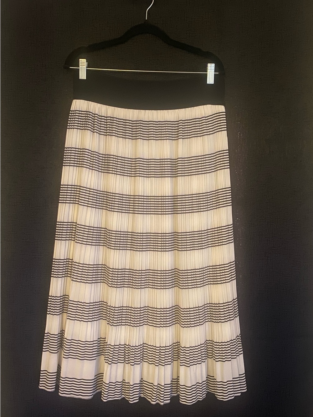 Metrowear - Pleated White and Black Striped Skirt size large